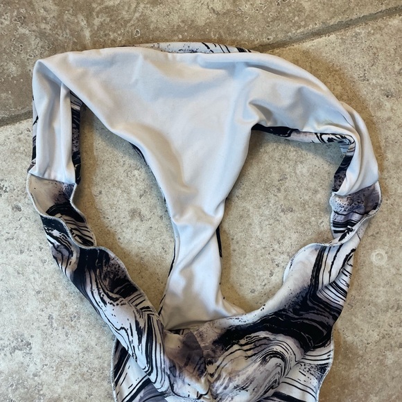 VENUS Black and White Bikini Set -never worn. Size L but seems more like M. - Picture 4 of 4